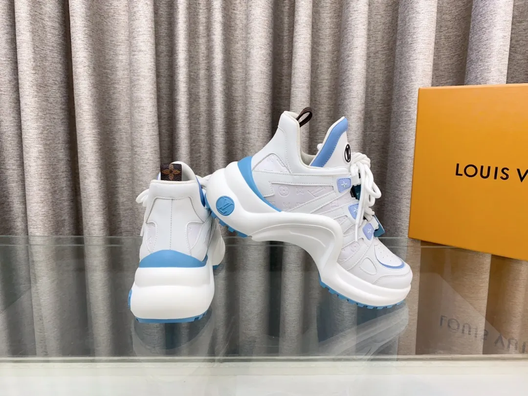 👟👟Ex-factory price 760👟👟 Louis Vuiton·Louis Vuitton 24/ New Chinese Valentine's Day limited edition LV Archlight series arch sole dad shoes casual thick-soled lace-up sneakers top version🔝original purchase, development and production👍🏻 This LV dad shoe features an eye-catching wavy sole and large tongue. It is equipped with a sporty super-elastic running shoe style rubber outsole, which is very eye-catching. It is also combined with a soft and elastic upper made of a variety of high-tech fabrics, making the upper foot comfortable and soft! 🤩 Fabric: Original custom-made first-layer cowhide + technical fabrics Lining: Original imported breathable mesh lining + cowhide foot pads Sole: Original molded correct U-shaped arch outsole Bottom thickness: about 5cm Size: 35-39 (40.41 custom-made, non-refundable)